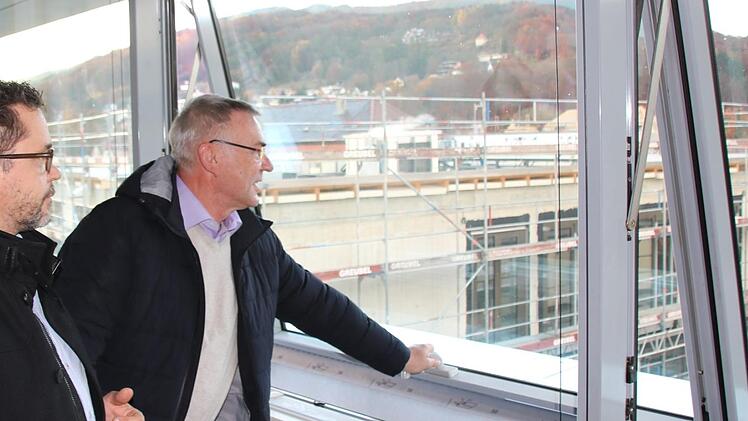 Vom Hauptgebäude aus haben (von links) Architekt Stephan Scharf und Wolfgang Reith den Überblick: Auf der Mauer direkt vor dem Fenster soll der Sonnenschutz installiert werden, hinten der Erweiterungsbau.