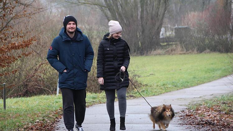 Die Geschwister Valerie und Vincent Schullan dürfen mit Hund Eddie Gassi gehen. Foto: Andreas Dorsch