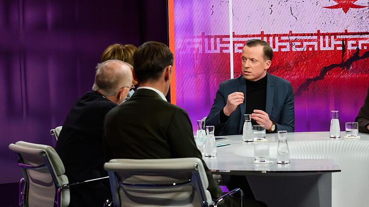 SPD-Sprecher Ahmetović er&ouml;ffnete die V&ouml;lkerrechtsdiskussion bei "Maybrit Illner", was die Moderatorin vermeiden wollte.