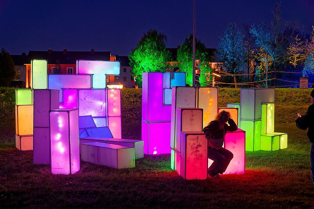 Eine magische Kulisse mit effektvoll platzierter Lichtkunst.