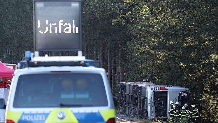 Schwerer Busunfall auf der A96 - Tote und Verletzte