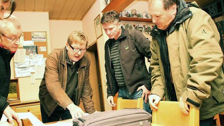 Jürgen Heinl, Raimund Dörfler (von links) und Helmut Winter (rechts)  diskutieren die Planung des mittlerweile fertigen Vereinsheims mit Jürgen Rosenzweig vom Landratsamt.