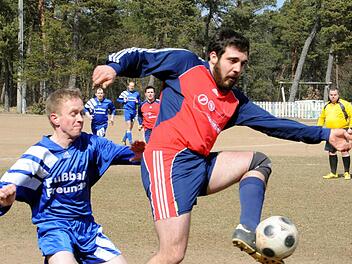Kraftvoll zieht der Sulzthaler Michael Müller (rechts) am Auraer Michael Bahn vorbei. Foto: Hopf