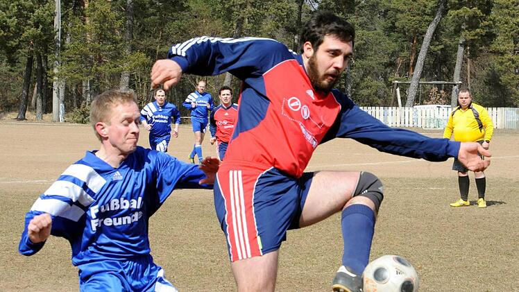 Kraftvoll zieht der Sulzthaler Michael Müller (rechts) am Auraer Michael Bahn vorbei. Foto: Hopf