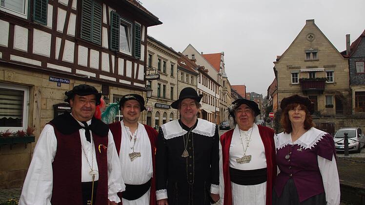 Auch die historische Kronacher Szene war bei der Eröffnung des Bauernmarkts anwesend.