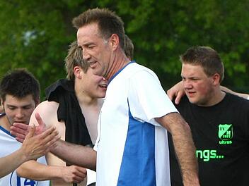 Ralf-Werner Ohnemüller (Mitte) freut sich 2011/12 mit den Marktleugastern über die Meisterschaft in der Fußball-Kreisklasse und den Aufstieg in die Kreisliga. In der neuen Saison kehrt er als Trainer nach Marktleugast zurück. Foto: Monika Limmer