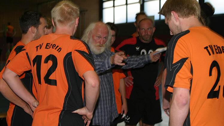 Zu frühes Lob durch Trainer Horst Hanke (Mitte) tat dem Spiel seiner Mannschaft in Furth im Wald gar nicht gut, und die Eberner verloren mit 0:3.
