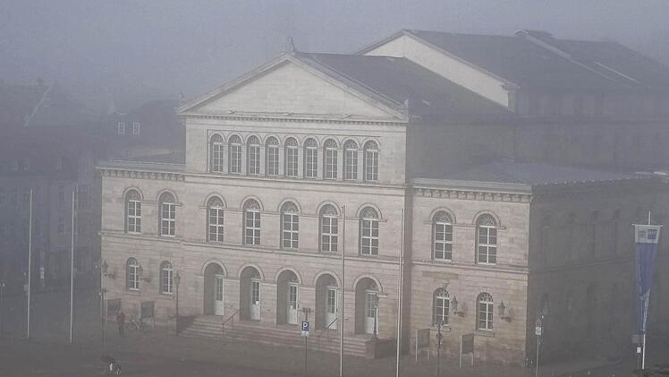 Zukunft des Landestheaters im Nebel? Die Betriebsgenehmigung läuft 2018 aus, doch die Entscheidung, wo während der Generalsanierung gespielt werden soll, scheint wieder offen zu sein. Fotos: Jochen Berger