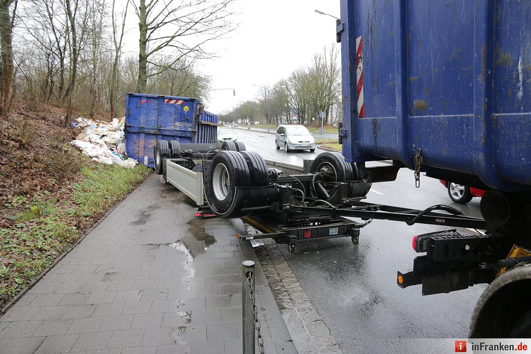 Müll-Laster in Forchheim umgekippt