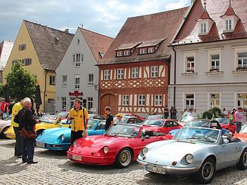 Der Marktplatz in Höchstadt wurde am Samstag zum Oldtimer-Treff der Puma-Freunde aus aller Welt. Fotos: Johanna Blum