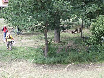 Nahe der Kanuanlegestelle in Wiesen entsteht ein Biwak-Platz mit Feuerstelle. Initiator war der Ortssprecher Karl-Heinz Jäger (hinten links); mit im Bild einer der in dem Projekt eingesetzten Sozialarbeiter. Foto: Popp
