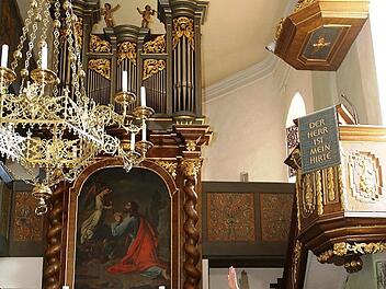 Pfarrerin Birgit Müller erklärt Zusammenhänge von Kirche und Geschichte. Foto: Franz Galster