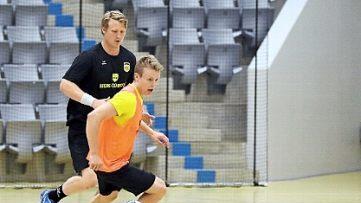 Neuzugang Felix Sproß beim Fußballspielen gegen Markus Hagelin.