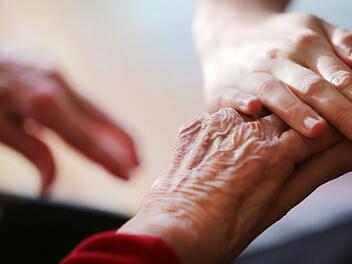 Angehörige von pflegebedürftigen Menschen sollen bei dem sensiblen Thema kompetente Ansprechpartner haben. Foto: Oliver Berg, dpa