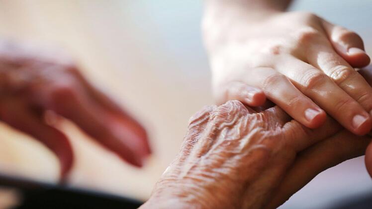 Angehörige von pflegebedürftigen Menschen sollen bei dem sensiblen Thema kompetente Ansprechpartner haben. Foto: Oliver Berg, dpa