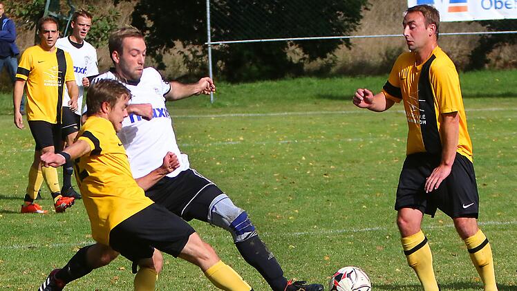 Fabian Blumenstock (links) attackiert den  Kasendorfer Niklas Deller. Foto: Monika Limmer
