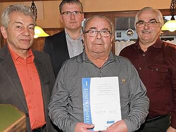 Ehrungen beim VdK Willersdorf (von links): dritter Bürgermeister Reinhold Kotzer, Kreisgeschäftsführer Günther Edl, Hans Scharold und Vorsitzender Werner Pest  Foto: Mathias Erlwein
