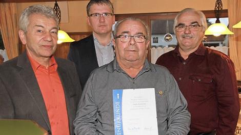 Ehrungen beim VdK Willersdorf (von links): dritter Bürgermeister Reinhold Kotzer, Kreisgeschäftsführer Günther Edl, Hans Scharold und Vorsitzender Werner Pest  Foto: Mathias Erlwein