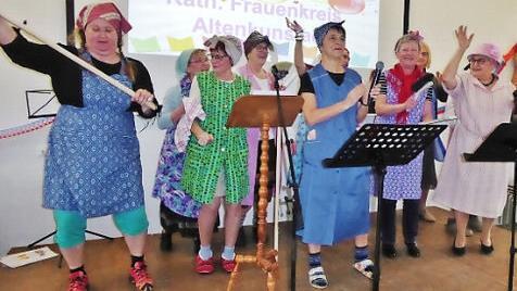 Mit Sketchen und Liedern strapazierte das "n&auml;rrische Komitee" die Lachmuskeln der vielen Besucher.  Foto: Bernd Kleinert