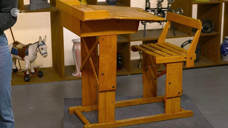 Sven Deutschmanek datierte eine Schulbank aus Buchenholz in den 1930er bis 1940er Jahren.