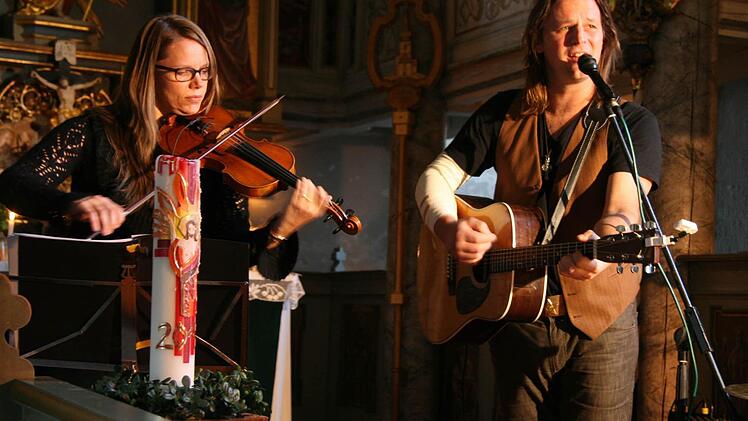Anne-Bärbel Ruf zauberte mit ihrer Violine und Andy Lang sang dazu seine verträumten, irischen Songs und spielte Gitarre. Foto: Sonja Adam