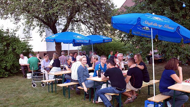 Es herrscht eine tolle Atmosphäre unter den alten Obstbäumen beim Weinfest im "Heinergarten".Foto: Susanne Deuerling