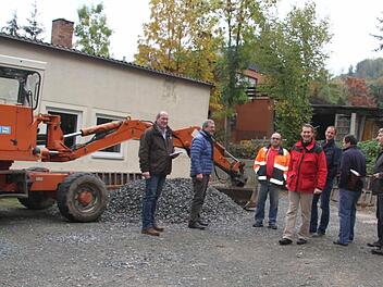 Beim Bauhof in Stadtsteinach soll im Anschluss an das bestehende Gebäude ein Anbau mit Unterstellmöglichkeit und Waschplatz entstehen. Unser Bild zeigt die Stadtratsmitglieder bei der Ortsbegehung. Fotos: Sonja Adam
