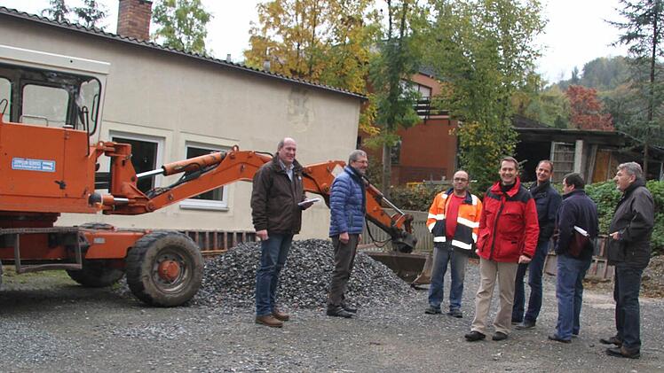 Beim Bauhof in Stadtsteinach soll im Anschluss an das bestehende Gebäude ein Anbau mit Unterstellmöglichkeit und Waschplatz entstehen. Unser Bild zeigt die Stadtratsmitglieder bei der Ortsbegehung. Fotos: Sonja Adam