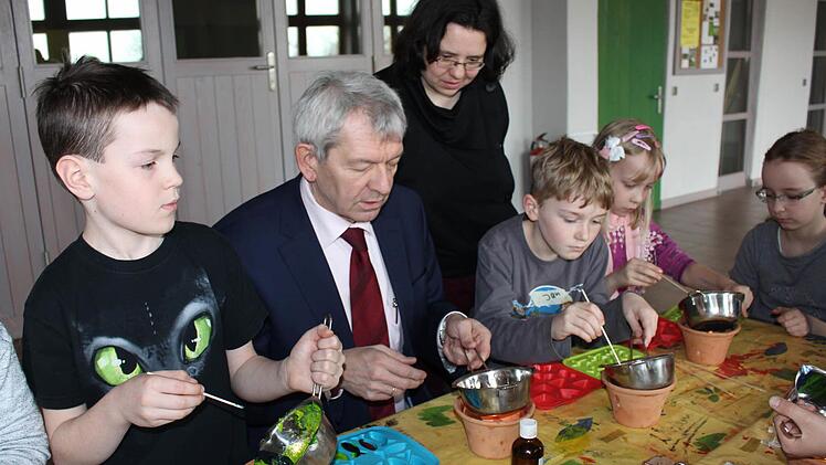 Über dem Stövchen wird das Glyzerin geschmolzen