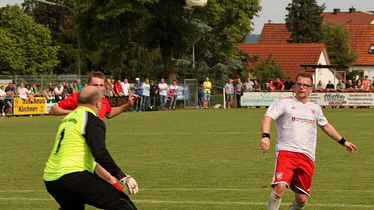 Mit diesem herrlichen Lupfer über den Gädheimer Keeper Andreas Eck (links) hinweg bringt der Trossenfurter Sven Schwaten (rechts) seine Mannschaft kurz vor der Pause in Führung.