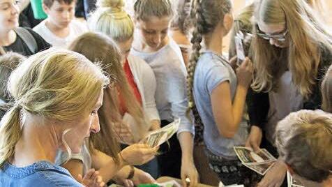 Nadine Schubert zeigte, wie man sein Leben mit m&ouml;glichst wenig Plastik f&uuml;hren kann.  Fotos: Jule M&uuml;ller