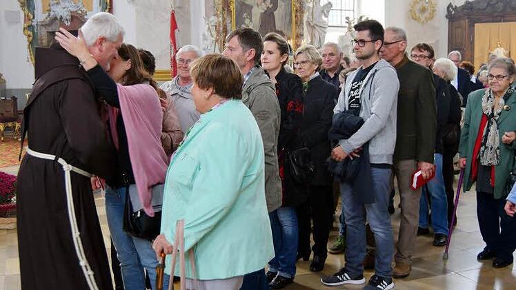 Sie alle nahmen Abschied von ihrem beliebten Seelsorger.  Foto: Andreas Welz