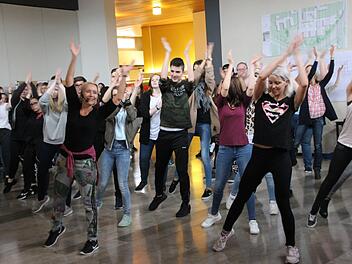 Unter Anleitung von Beate Bötsch gab es zum Auftakt des Gesundheitstages eine Aerobic-Einheit. Foto: Heike Beudert