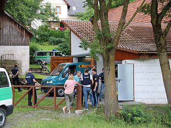 Auf einem Grundstück im Neudrossenfelder Ortsteil Wehelitz suchte die Polizei - wonach, dazu gibt es noch keine Angaben.Foto: Katrin Geyer