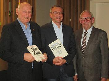 Der Ehrenvorsitzende des EU-Kreisverbands, Edgar Hirt (rechts), dankte den Referenten Winfried Benner und Reinhard Schaupp (von links) für die interessante Zeitreise.  Fotos: Winfried Ehling