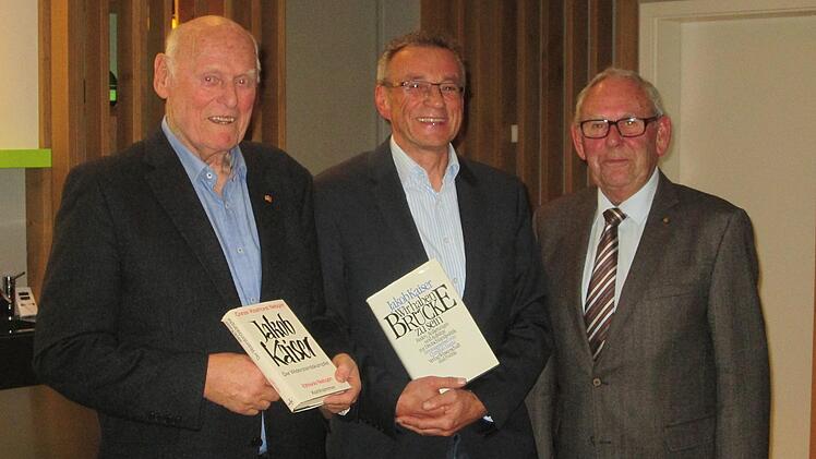 Der Ehrenvorsitzende des EU-Kreisverbands, Edgar Hirt (rechts), dankte den Referenten Winfried Benner und Reinhard Schaupp (von links) für die interessante Zeitreise.  Fotos: Winfried Ehling