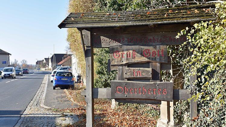 Kein schöner Anblick mehr sind die Willkommensschilder in Obertheres laut einer Bürgerin. Für Bürgermeister Matthias Schneider ist ihr Antrag, die Schilder zu erneuern, ein Ansporn, dieses Thema 2019 im Gemeinderat zu behandeln.