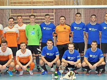 Der FC Rentweinsdorf (blaue Trikots) gewinnt gegen den TSV Pfarrweisach nach Neunmeterschießen mit 3:2 und holt sich damit den Wintercup des TV Ebern. Fotos: Wolfgang Dietz