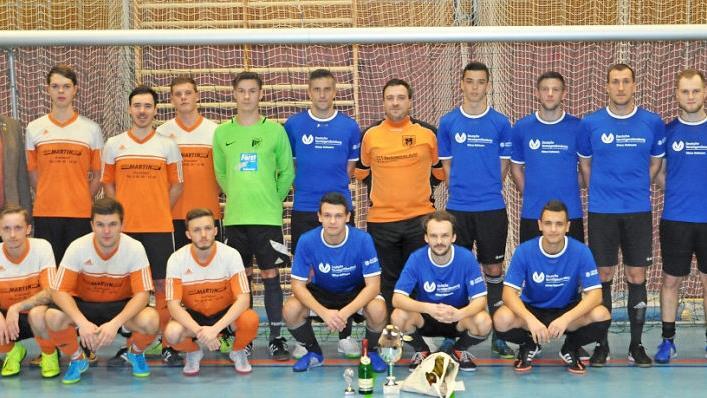 Der FC Rentweinsdorf (blaue Trikots) gewinnt gegen den TSV Pfarrweisach nach Neunmeterschießen mit 3:2 und holt sich damit den Wintercup des TV Ebern. Fotos: Wolfgang Dietz