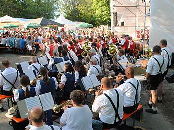 Zu einer riesigen Bühne wurde die Straße für das 2. Festival der Blasmusik umfunktioniert. 200 Musikanten musizierten gemeinsam und als bei einzelnen Auftritten. Foto: Evelyn Schneider