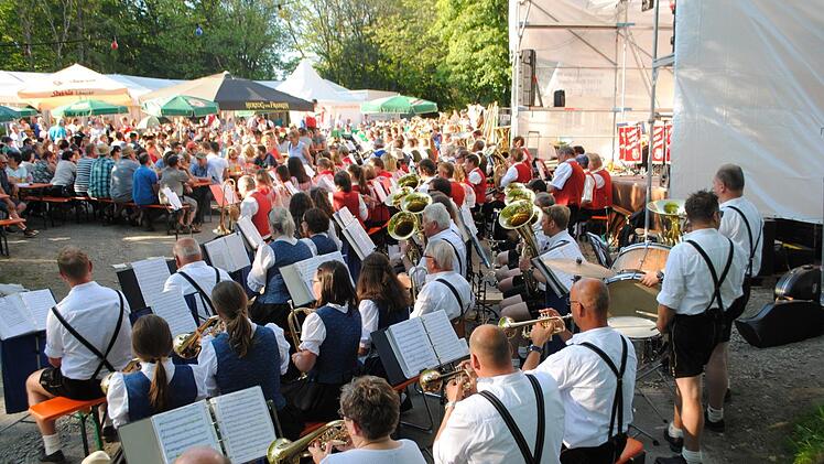 Zu einer riesigen Bühne wurde die Straße für das 2. Festival der Blasmusik umfunktioniert. 200 Musikanten musizierten gemeinsam und als bei einzelnen Auftritten. Foto: Evelyn Schneider
