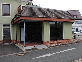 Wenn es nach dem Betreiber geht, soll bereits am 4. Januar in diesem leerstehenden Ladengeschäft in Röttenbach ein Swingerclub eröffnen. Foto: Christian Bauriedel