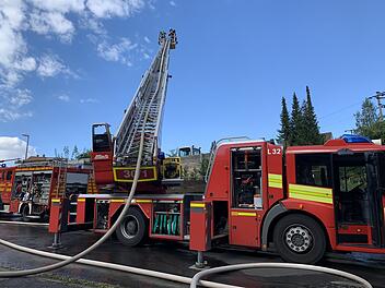 Fahrzeughalle in Vollbrand: Feuer hinterlässt hoher Schaden