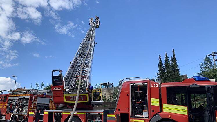 Fahrzeughalle in Vollbrand: Feuer hinterlässt hoher Schaden