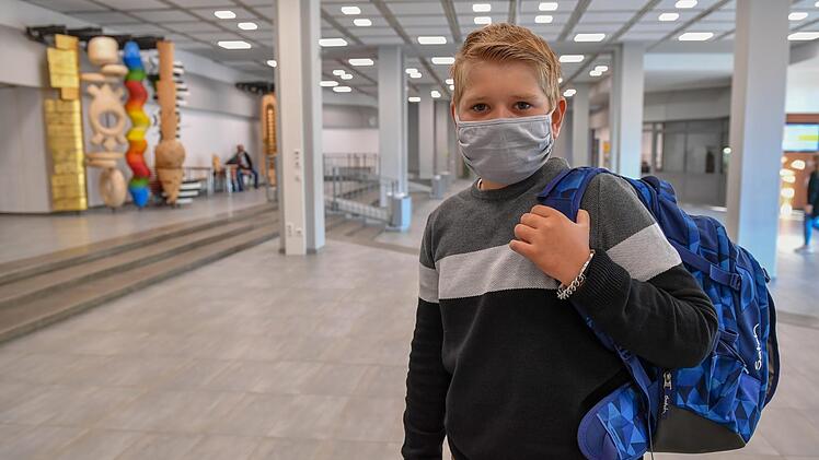 Mit vier Masken zum Wechseln im Gepäck startete der elfjährige Jan-Philipp gestern am EGF in das neue Schuljahr. Ronald Rinklef