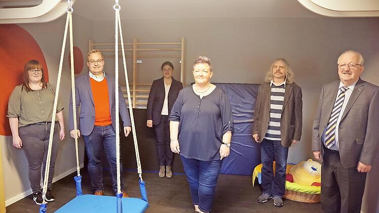 Im Turnraum (von links) die beiden Mitarbeiter Lisa Lemnitzer und Niklas Fleischmann, Bürgermeisterin Angela Hofmann, Anja Viehweger, Pfarrer Helmut Haagen und stellvertretender Landrat Bernd Steger freuen sich über die Erweiterung des Angebots. Fotos: Heike Schülein