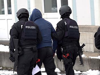 Hof: Spektakuläre Polizeiübung in der Fabrikzeile  "Lebensbedrohliche Lagen"