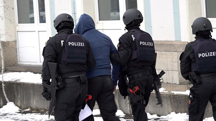 Hof: Spektakuläre Polizeiübung in der Fabrikzeile  "Lebensbedrohliche Lagen"