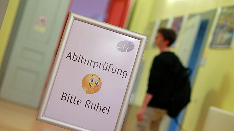 Ein Schild bittet um Ruhe für die Prüflinge im Abitur