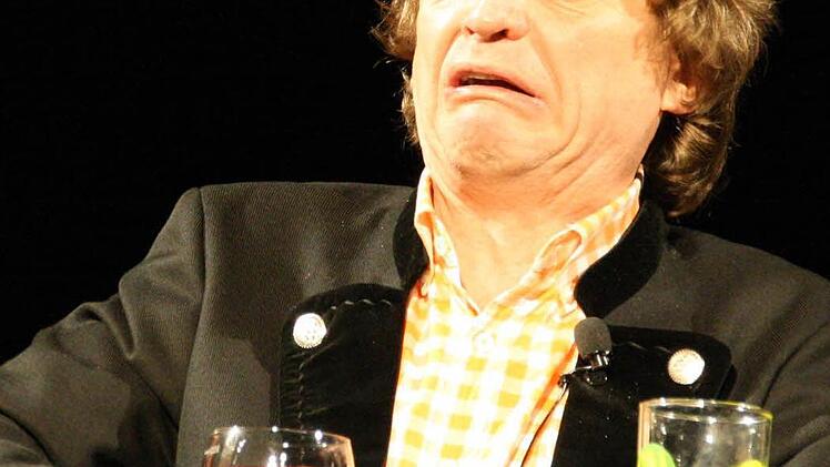 Erwin Pelzig im Zwiegespräch mit seinen imaginären Stammtischbrüdern Hartmut und Dr. Göbel. Foto: Ralf Ruppert